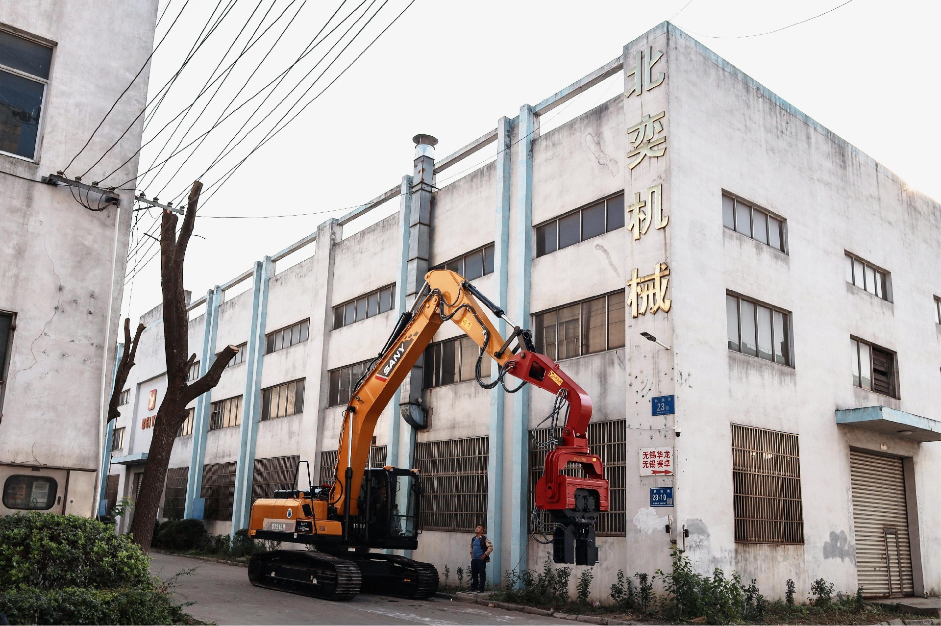 实力圈粉！挖掘机改装打桩机顺利交付 助力太阳能光伏建设